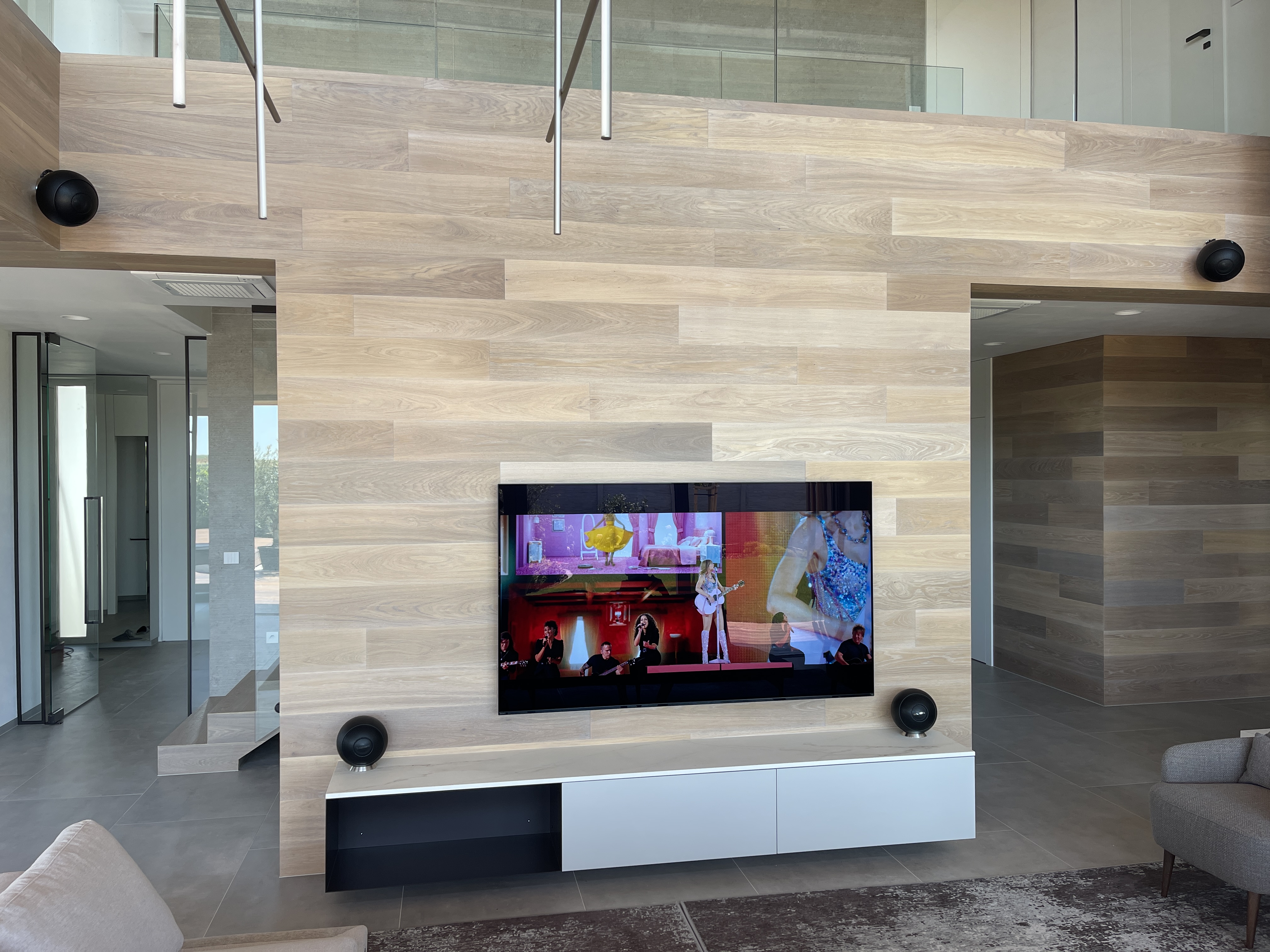 2. Stredem systemu je OLED TV Sony. reprosoustavy Cabasse Riga 2 a skryty AV zesilovac Primare SPA25.